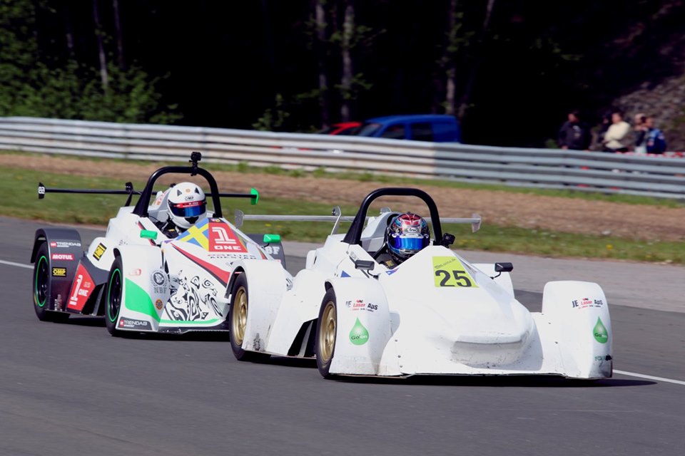 Tæt kamp mellem William Wulf (nr. 25) og Elias Adestam om 5. – 6. pladsen i heat 2.
(Foto: Aquila Fototeam)